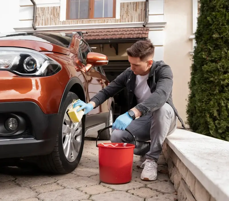Lavage auto à domicile Béhasque-Lapiste : professionnel intervenant sur un véhicule